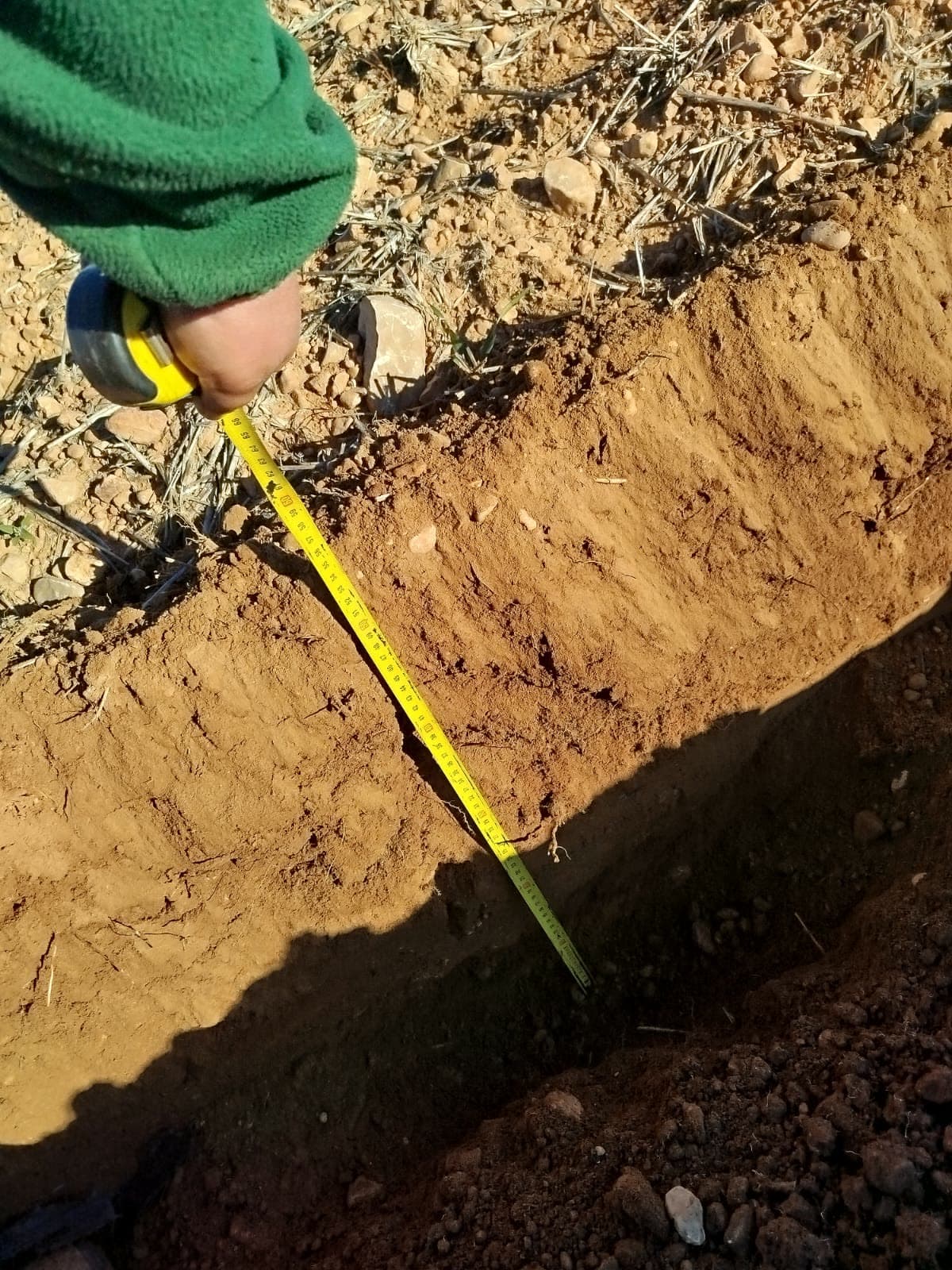 Subsolador realizando laboreo profundo en una finca agrícola